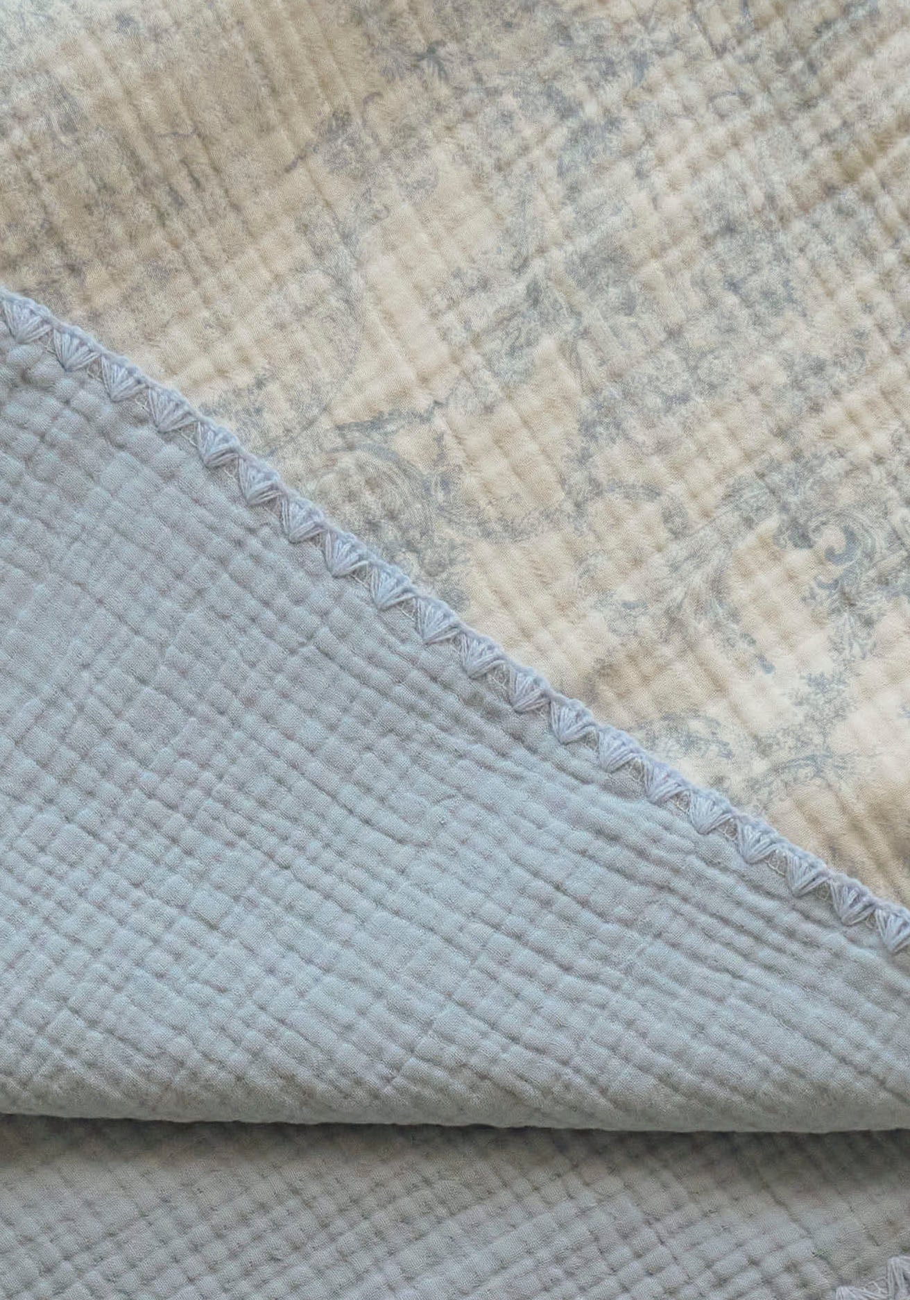 DOUBLE-FACED EMBROIDERED BLANKET